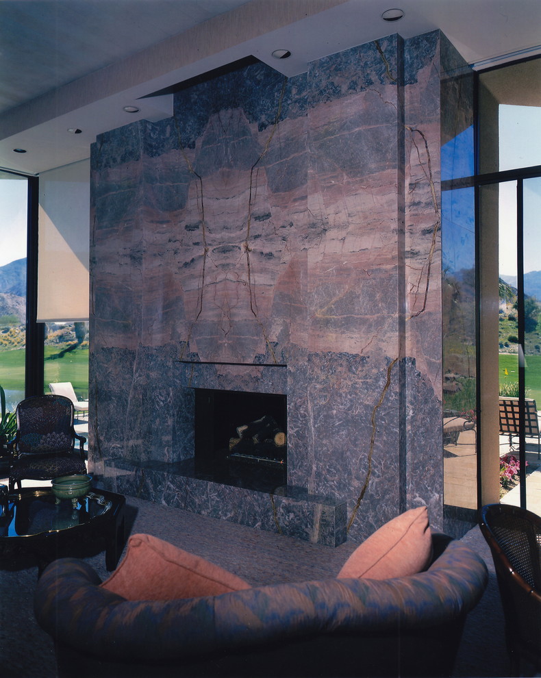Aménagement d'un grand salon contemporain avec un mur beige, une cheminée standard et un manteau de cheminée en pierre.