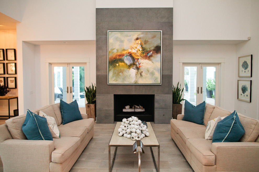 Cette image montre un salon design ouvert avec un mur blanc et une cheminée standard.