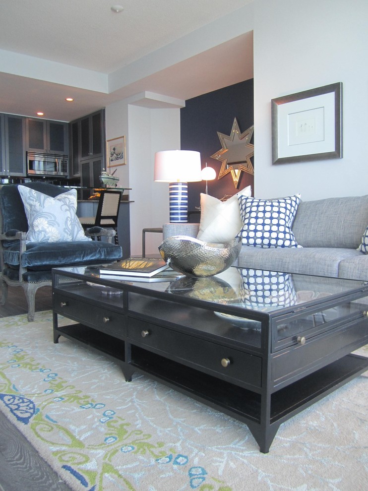 Foto di un piccolo soggiorno minimal aperto con pareti beige e parquet chiaro