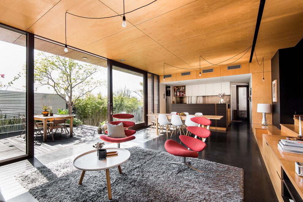 Mittelgroßes, Offenes Klassisches Wohnzimmer mit weißer Wandfarbe und hellem Holzboden in Perth