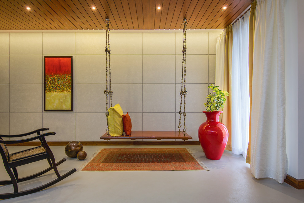 Пример оригинального дизайна: гостиная комната в стиле фьюжн с серым полом и ковром на полу