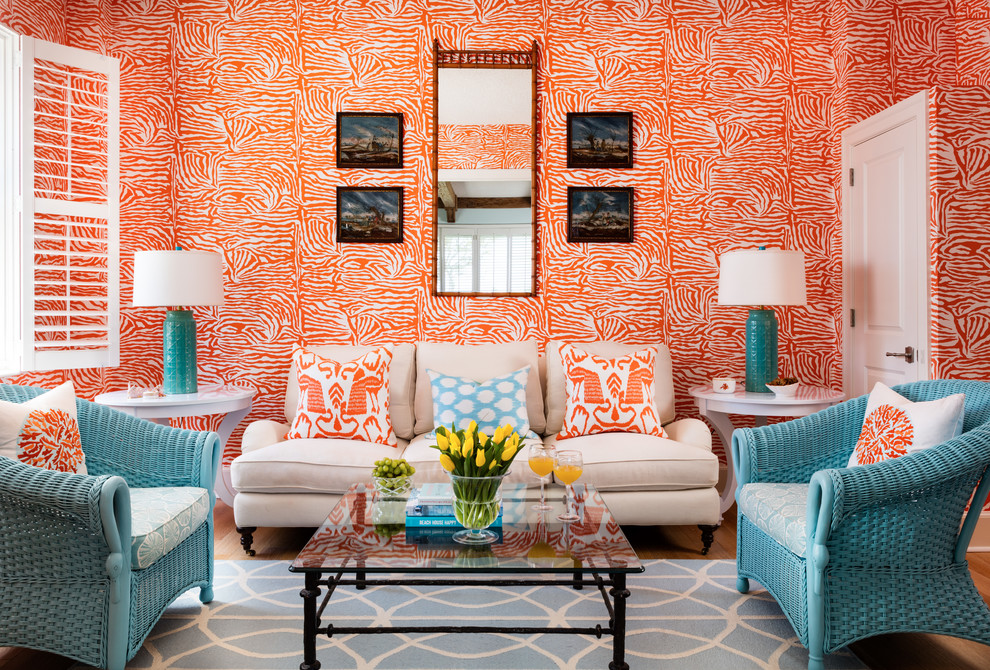 Foto på ett stort tropiskt separat vardagsrum, med ett finrum, orange väggar, ljust trägolv och beiget golv