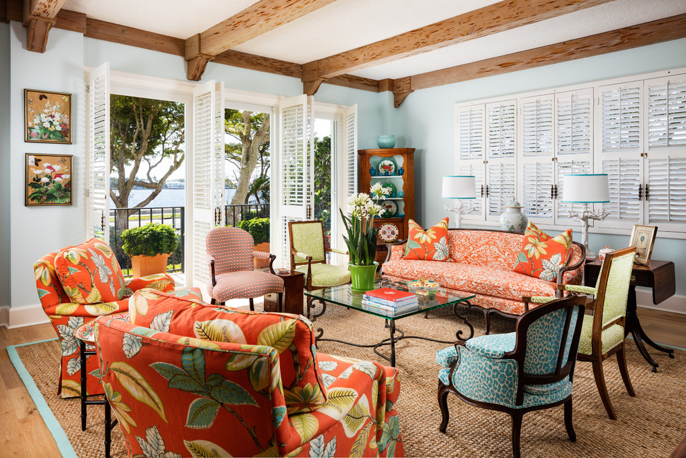 Idee per un grande soggiorno tropicale aperto con pareti blu e sala formale
