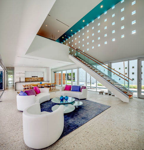 Пример оригинального дизайна: открытая гостиная комната в стиле модернизм с белыми стенами