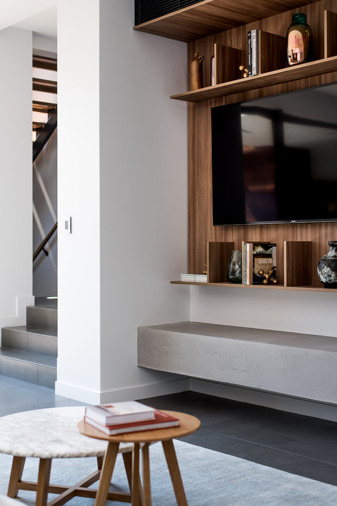 Geräumiges, Offenes Modernes Wohnzimmer mit weißer Wandfarbe, Keramikboden, Tunnelkamin, verputzter Kaminumrandung und TV-Wand in Perth