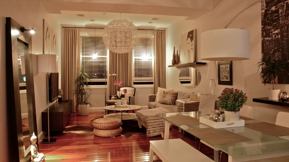 Foto di un piccolo soggiorno minimalista aperto con pareti bianche, parquet scuro e TV a parete