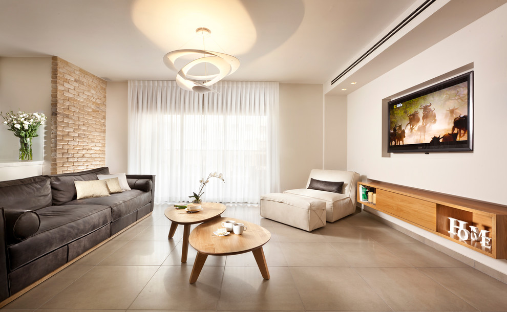 Esempio di un soggiorno minimal con pavimento in cemento e TV a parete