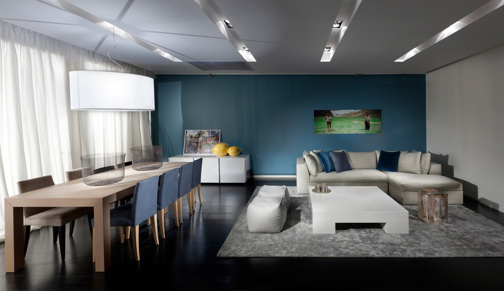 Свежая идея для дизайна: открытая гостиная комната в современном стиле с синими стенами и акцентной стеной - отличное фото интерьера