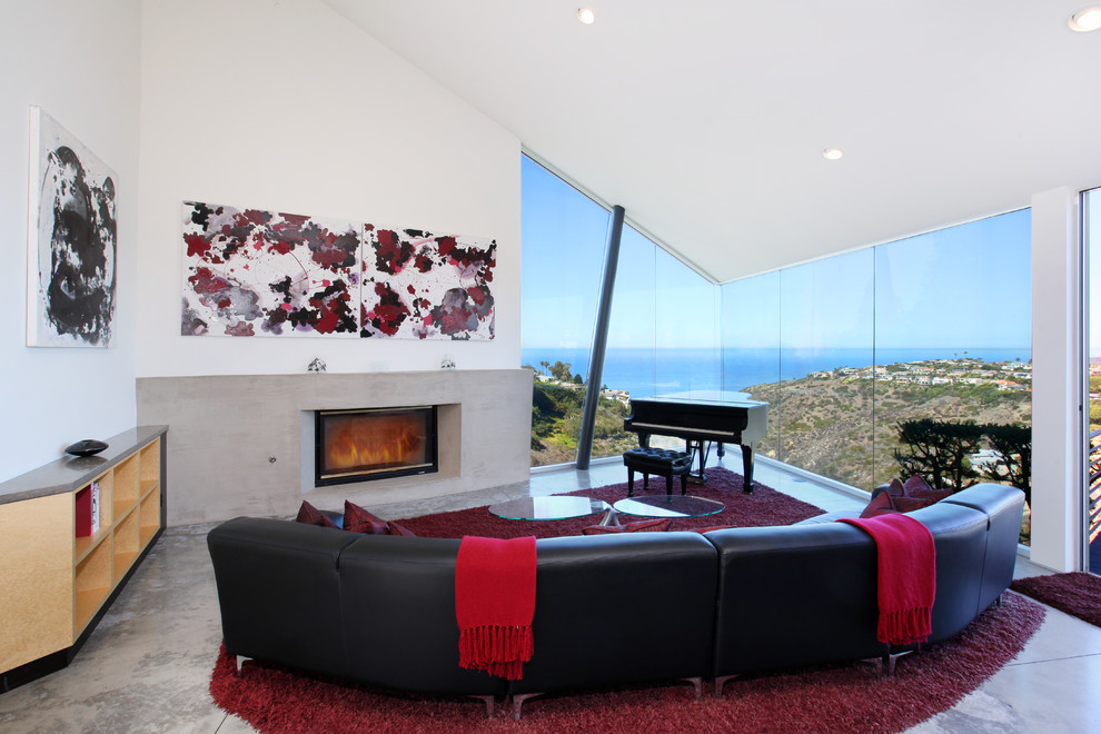 Идея дизайна: большая открытая гостиная комната в морском стиле с музыкальной комнатой, бетонным полом и горизонтальным камином без телевизора