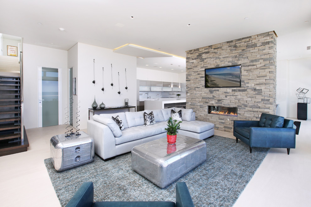 Wohnzimmer mit Kaminumrandung aus Stein in Orange County
