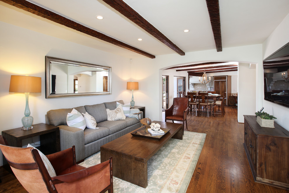Abgetrenntes Wohnzimmer ohne Kamin mit weißer Wandfarbe und dunklem Holzboden in Orange County