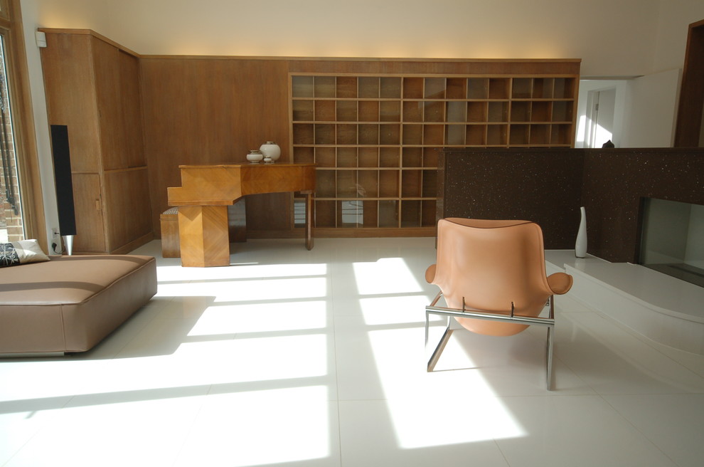 Exempel på ett stort modernt allrum med öppen planlösning, med en öppen hörnspis, ett bibliotek, bruna väggar, en spiselkrans i sten och vitt golv
