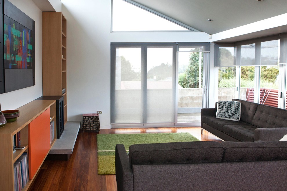 Идея дизайна: открытая гостиная комната в стиле модернизм с белыми стенами и паркетным полом среднего тона