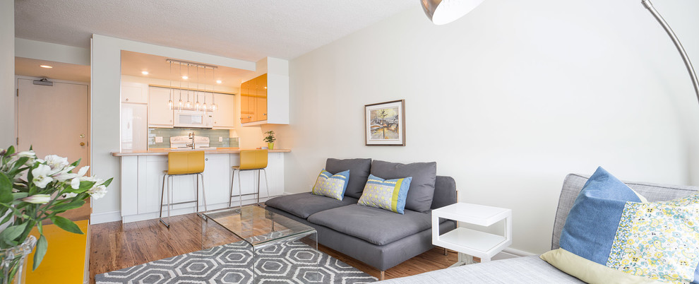 Kleines, Offenes Modernes Wohnzimmer ohne Kamin mit weißer Wandfarbe, Bambusparkett und freistehendem TV in Ottawa
