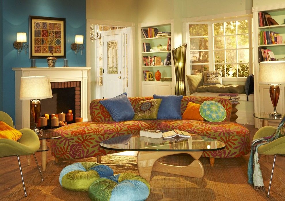Ispirazione per un grande soggiorno minimal con pareti blu, cornice del camino in mattoni e camino classico
