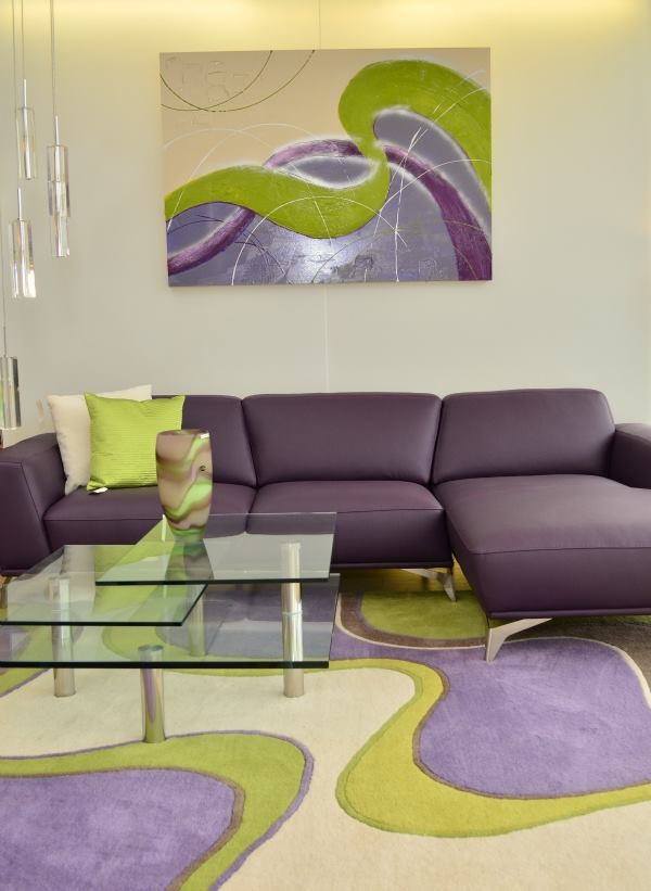 Immagine di un soggiorno minimal di medie dimensioni e chiuso con pareti beige e moquette