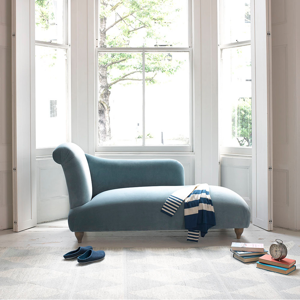 Ispirazione per un soggiorno minimal di medie dimensioni con pareti bianche e pavimento in legno verniciato