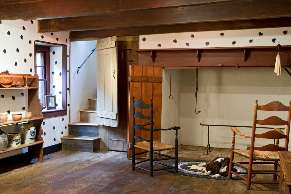 Fernseherloses Landhausstil Wohnzimmer mit dunklem Holzboden in Philadelphia
