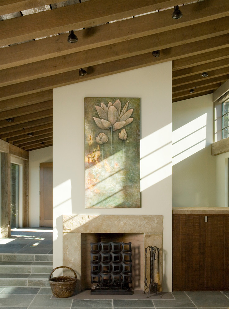Cette image montre un salon design avec une cheminée standard.
