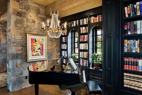 На фото: гостиная комната в стиле рустика с музыкальной комнатой, черными стенами и светлым паркетным полом