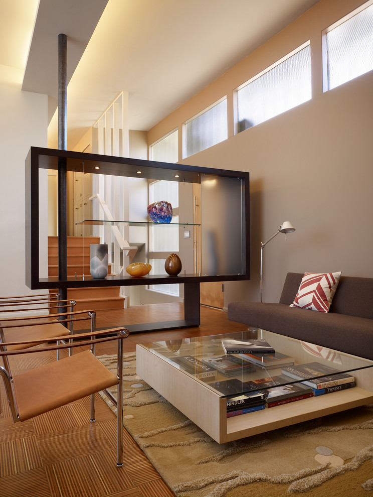 Foto de salón abierto actual con paredes marrones y suelo de madera en tonos medios