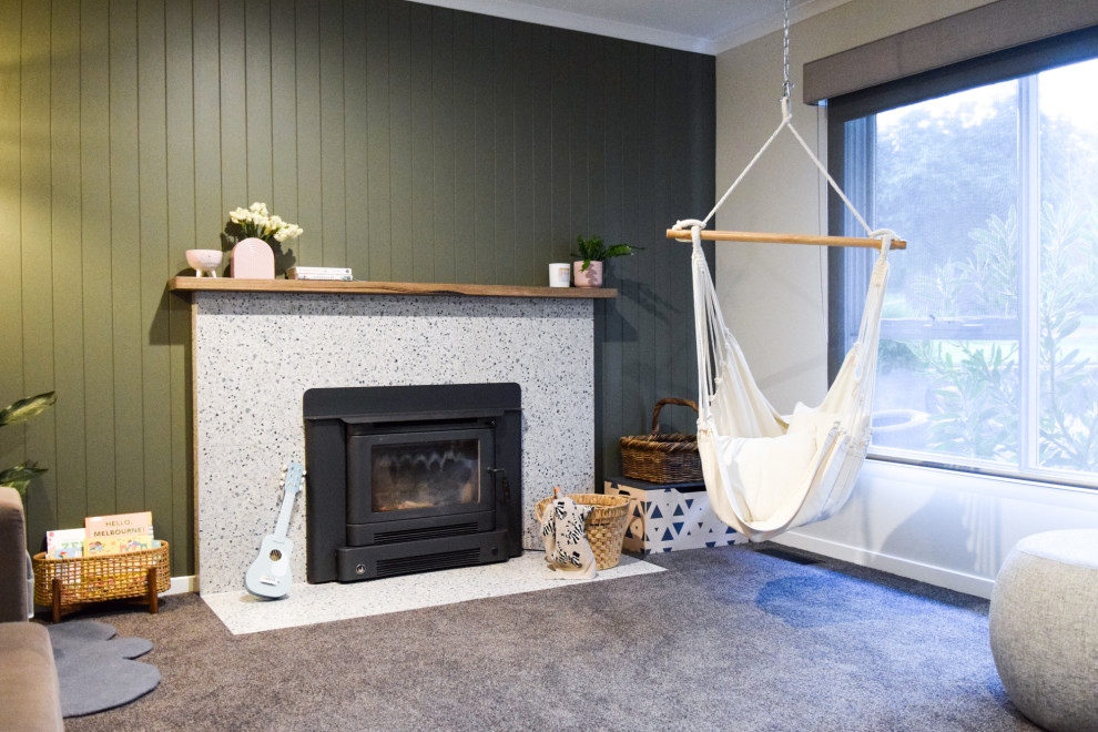Cette photo montre un grand salon tendance fermé avec un mur vert, moquette, une cheminée standard, un manteau de cheminée en carrelage, un sol gris et boiseries.