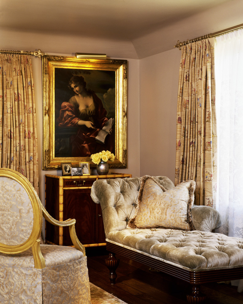 На фото: гостиная комната в классическом стиле с темным паркетным полом и красивыми шторами