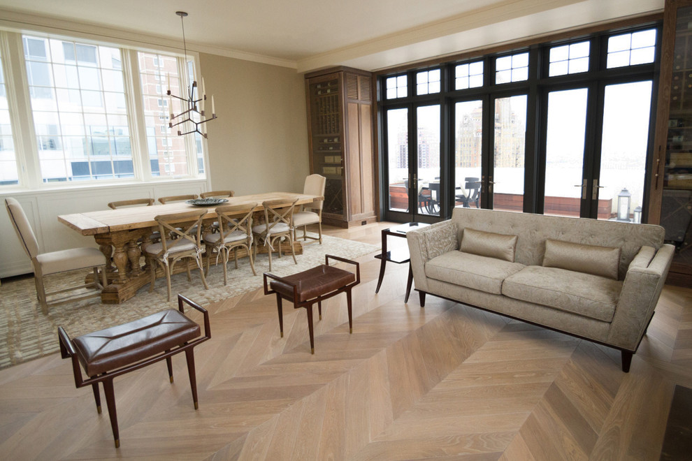 Foto de salón tipo loft minimalista grande con suelo de madera clara