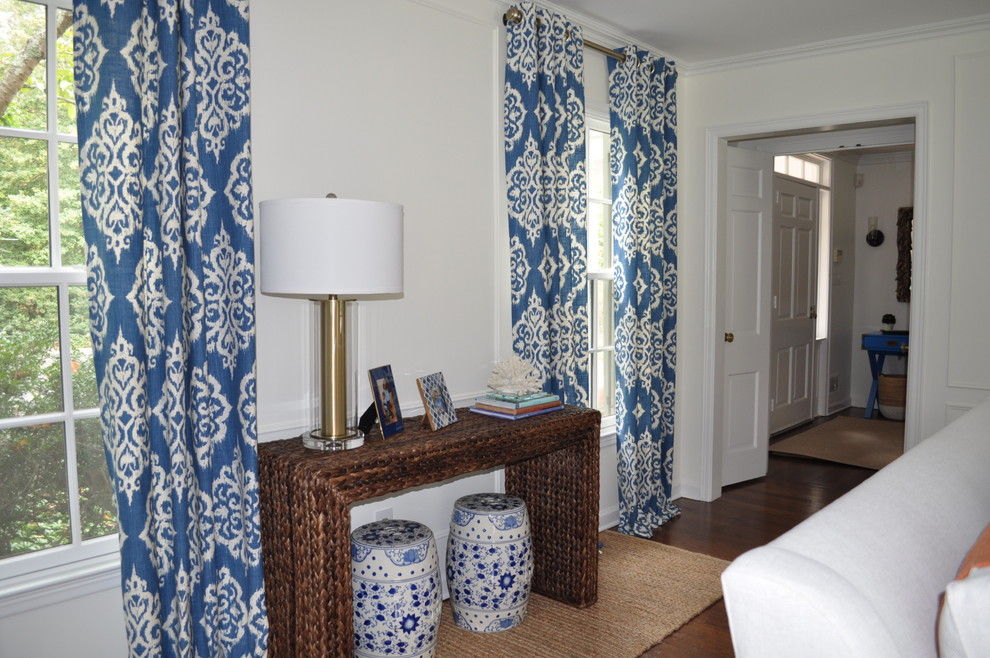 Пример оригинального дизайна: большая изолированная гостиная комната в морском стиле с белыми стенами, музыкальной комнатой, паркетным полом среднего тона, стандартным камином и фасадом камина из дерева без телевизора