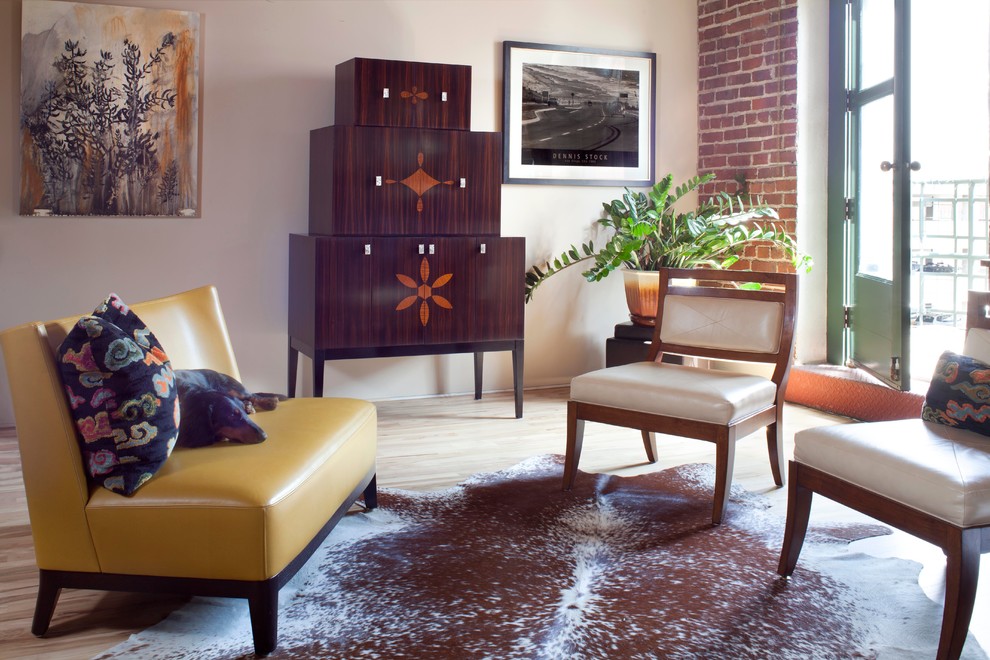 Imagen de salón con barra de bar tipo loft industrial de tamaño medio con paredes beige y suelo de madera clara