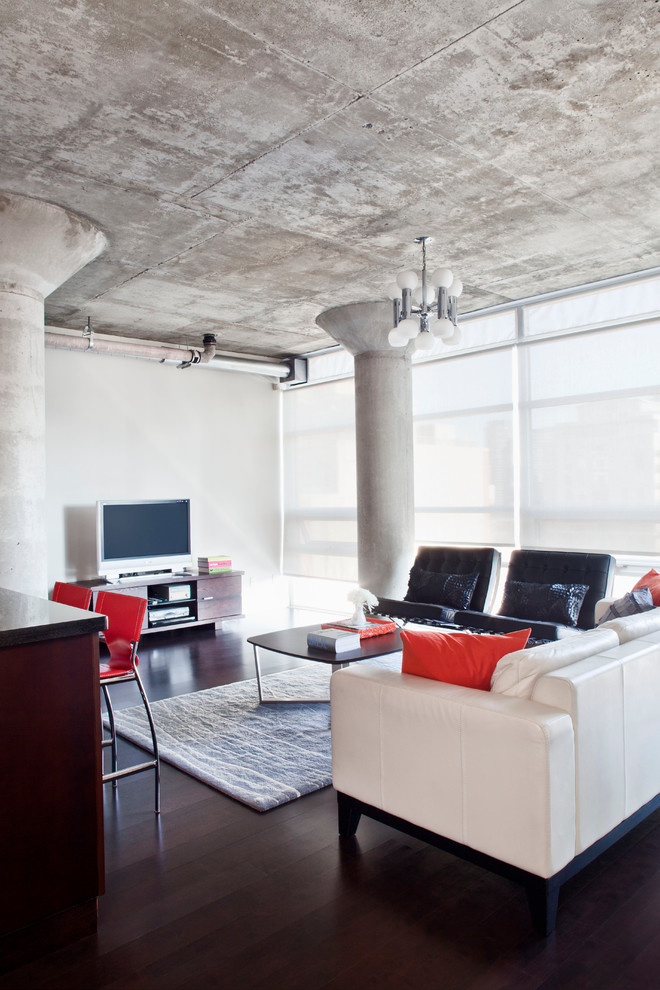Mittelgroßes, Offenes Modernes Wohnzimmer mit weißer Wandfarbe, dunklem Holzboden und freistehendem TV in Toronto