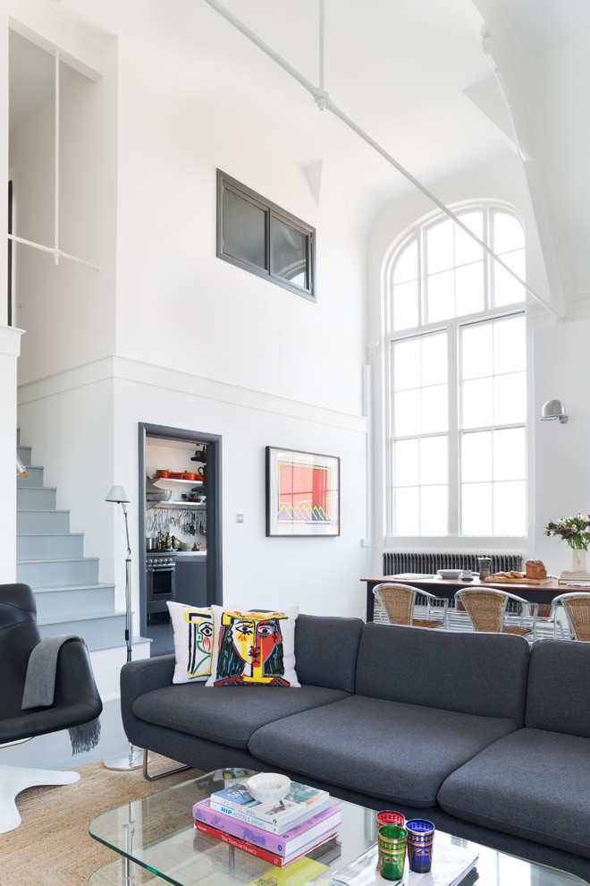 Großes Skandinavisches Wohnzimmer im Loft-Stil mit weißer Wandfarbe, Kaminumrandung aus Holz und freistehendem TV in Oxfordshire