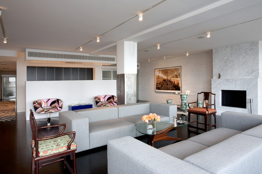 Immagine di un ampio soggiorno minimalista con camino classico e nessuna TV