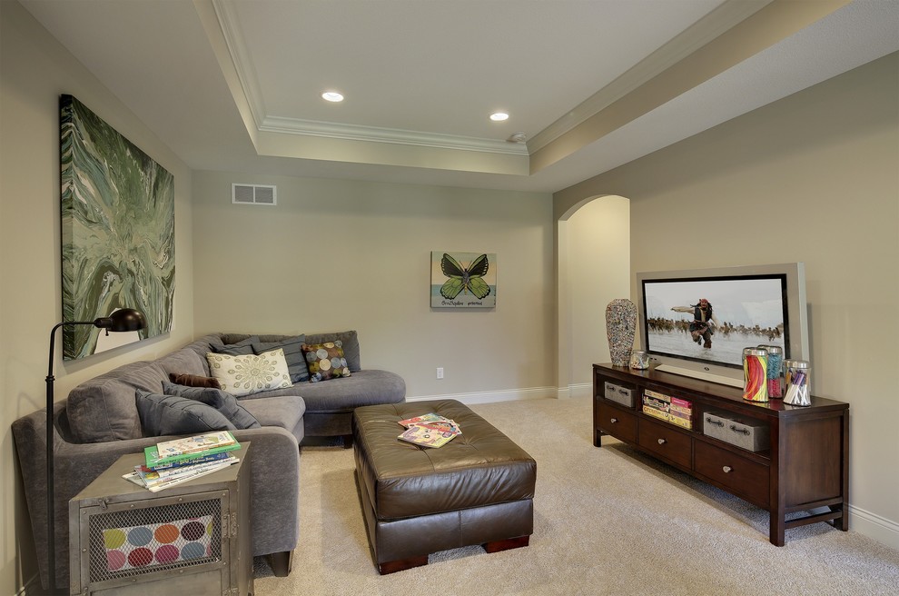 Foto di un grande soggiorno tradizionale stile loft con pareti beige, moquette e TV autoportante