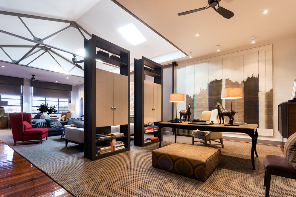 Geräumiges, Repräsentatives Modernes Wohnzimmer im Loft-Stil mit weißer Wandfarbe, Teppichboden und verstecktem TV in Melbourne