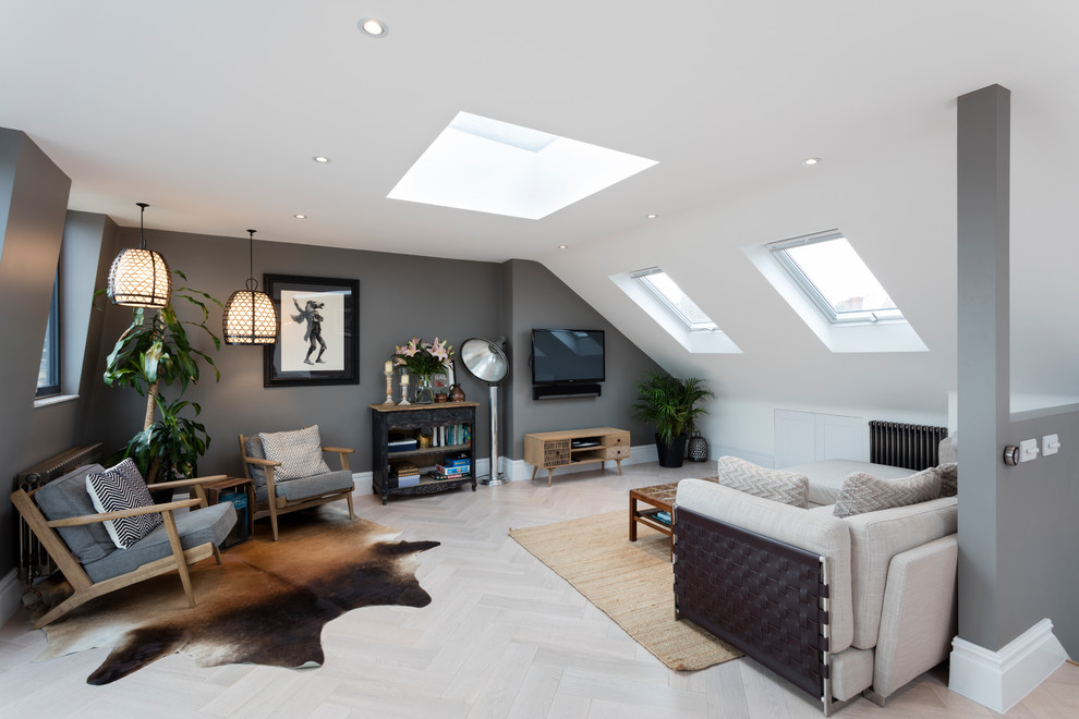 Mittelgroßes, Offenes Modernes Wohnzimmer mit bunten Wänden, TV-Wand, grauem Boden und hellem Holzboden in London