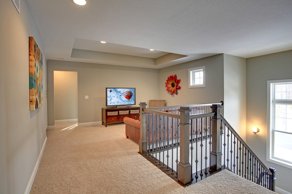 На фото: большая двухуровневая гостиная комната в стиле неоклассика (современная классика) с серыми стенами, ковровым покрытием и отдельно стоящим телевизором без камина