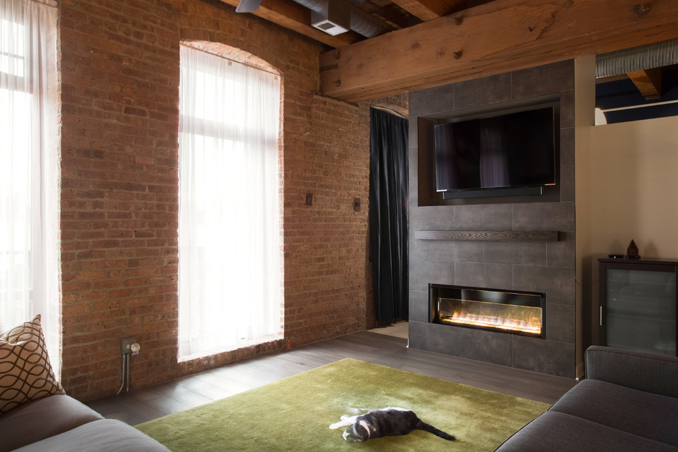 シカゴにある中くらいなラスティックスタイルのおしゃれなリビング (タイルの暖炉まわり、淡色無垢フローリング、横長型暖炉、埋込式メディアウォール、白い壁) の写真
