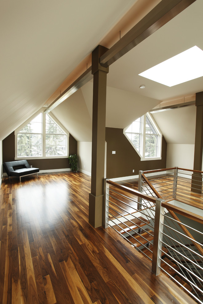 Modernes Wohnzimmer mit weißer Wandfarbe und braunem Boden in Edmonton