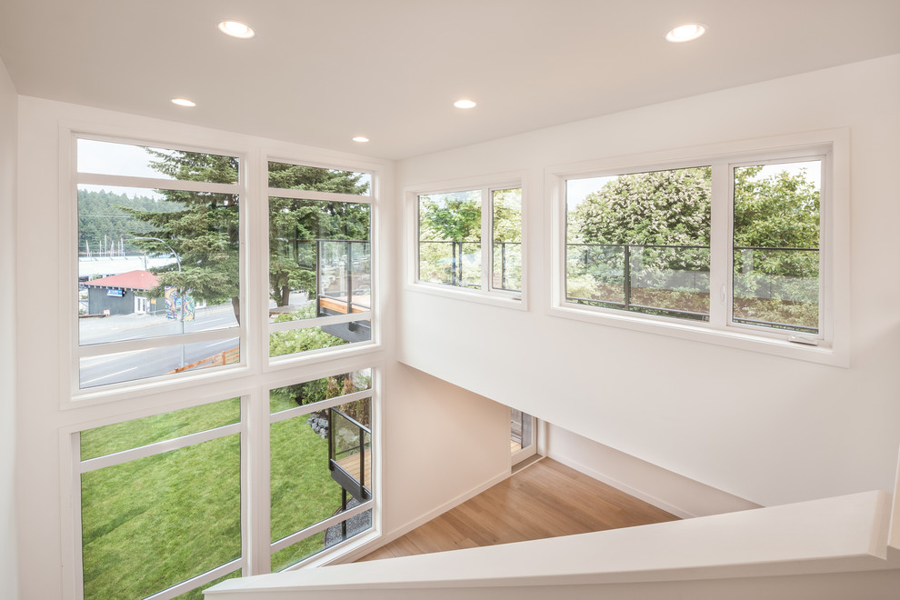 Kleines Modernes Wohnzimmer im Loft-Stil mit weißer Wandfarbe und hellem Holzboden in Vancouver
