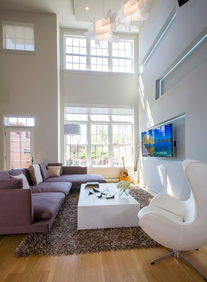 На фото: открытая гостиная комната среднего размера в стиле модернизм с белыми стенами, паркетным полом среднего тона и телевизором на стене