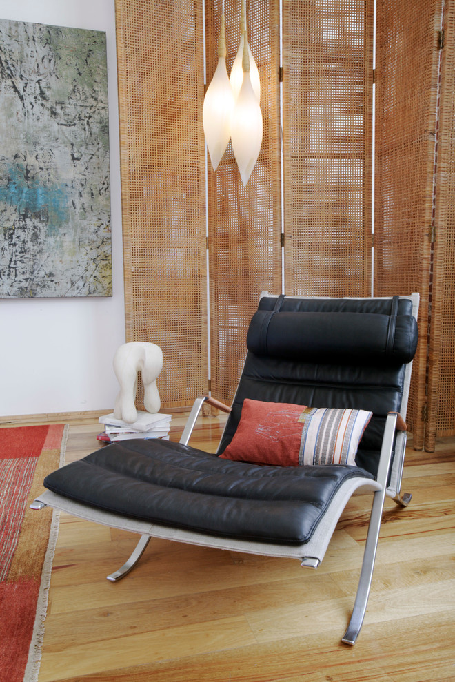 Foto di un soggiorno contemporaneo stile loft con pareti multicolore e parquet chiaro