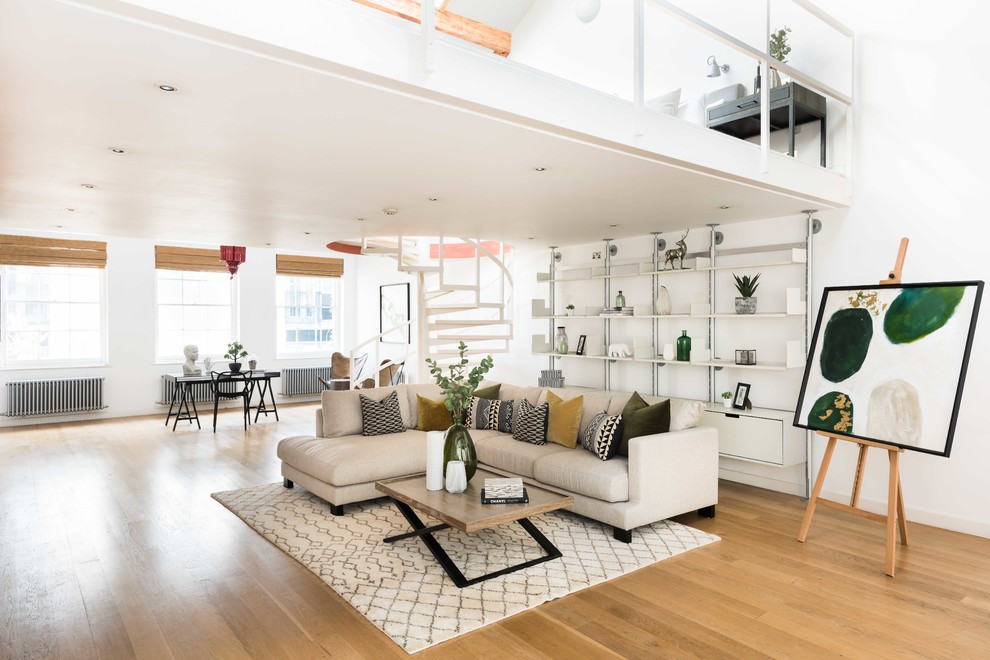 Mittelgroßes, Abgetrenntes Modernes Wohnzimmer mit weißer Wandfarbe und braunem Boden in London