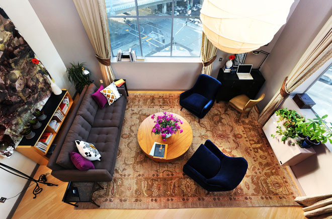Ejemplo de salón para visitas contemporáneo pequeño sin televisor con paredes beige y suelo de madera clara