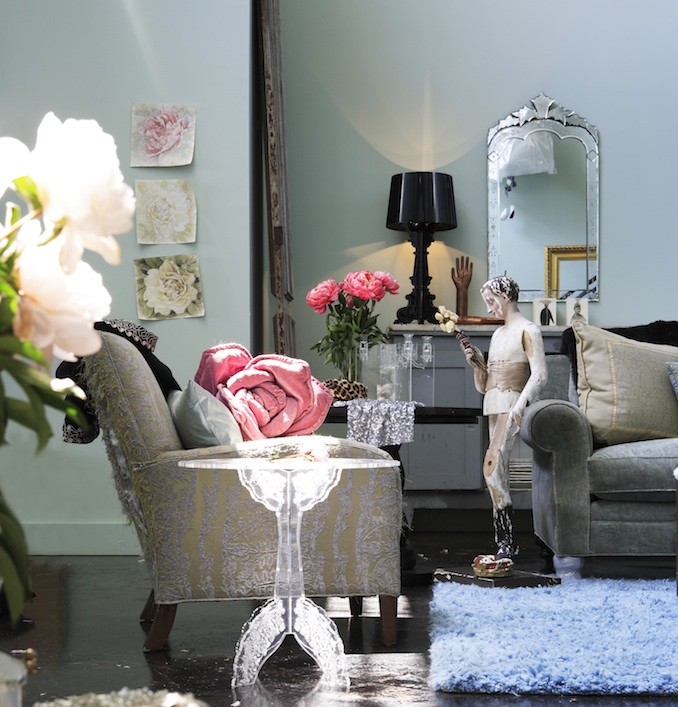 Living room photo in Atlanta