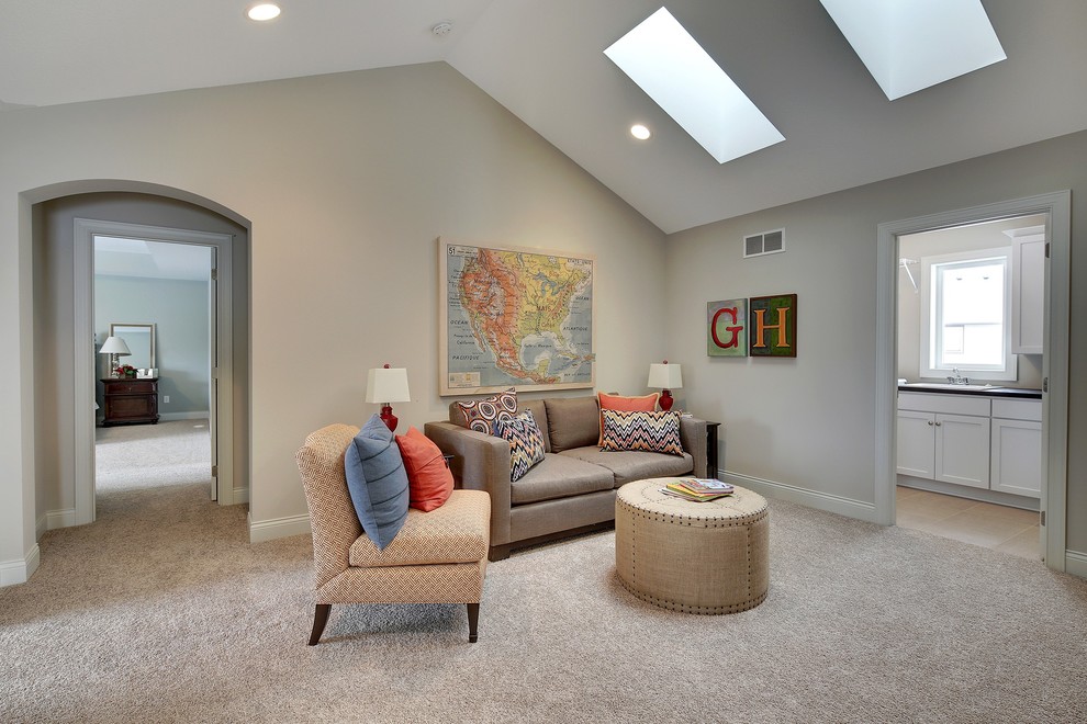 Großes, Fernseherloses Klassisches Wohnzimmer im Loft-Stil mit beiger Wandfarbe und Teppichboden in Minneapolis