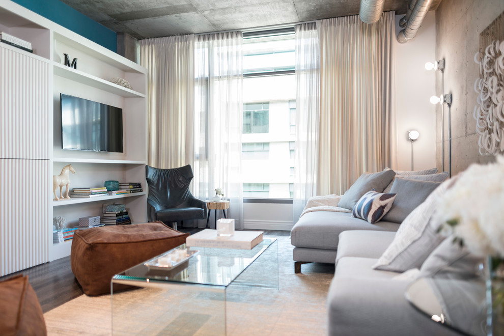 Diseño de salón para visitas tipo loft industrial pequeño sin chimenea con televisor colgado en la pared, suelo vinílico y paredes grises