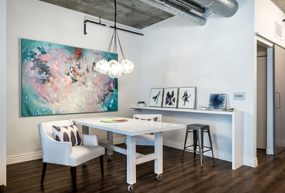 Kleines, Repräsentatives Industrial Wohnzimmer im Loft-Stil, ohne Kamin mit Vinylboden, TV-Wand und grauer Wandfarbe in Los Angeles