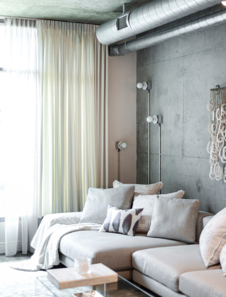 Foto de salón para visitas tipo loft urbano pequeño sin chimenea con suelo vinílico, televisor colgado en la pared y paredes grises