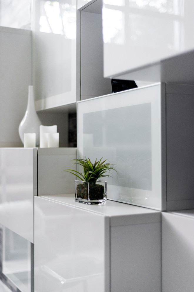 Стильный дизайн: двухуровневая гостиная комната среднего размера в современном стиле с серыми стенами и бетонным полом - последний тренд
